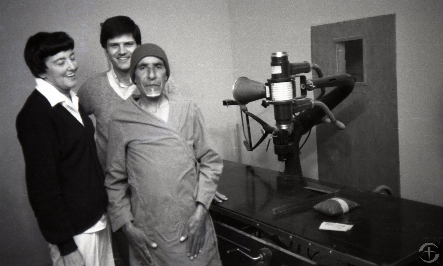 Franklin Graham and Aileen Coleman with a patient at Annoor Sanatorium in Mafraq, Jordan.