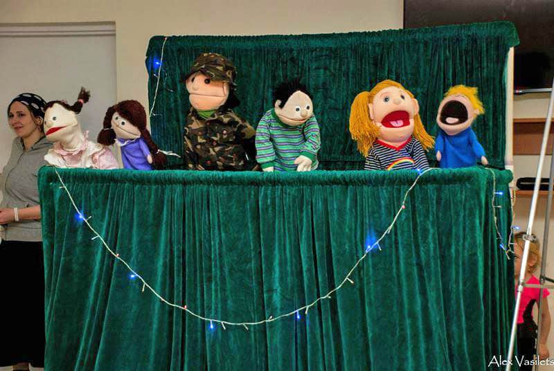 Oleksandr uses a puppet show to help teach the refugee children about Jesus.