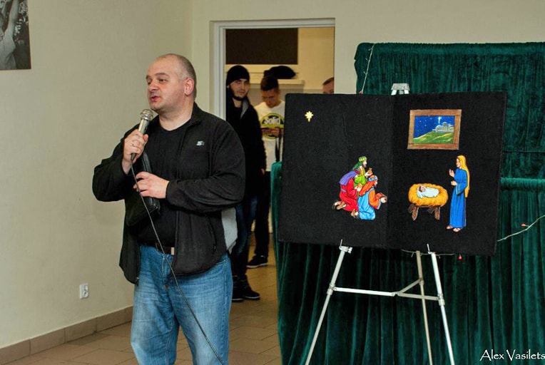 Oleksandr teaches refugee children about Jesus.