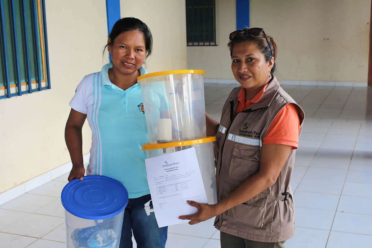 Luz Mila, left, trusted in Jesus as her Savior after Elianay Loras Castro, a Samaritan’s Purse WASH program technician, shared the Gospel with her during a home visit.