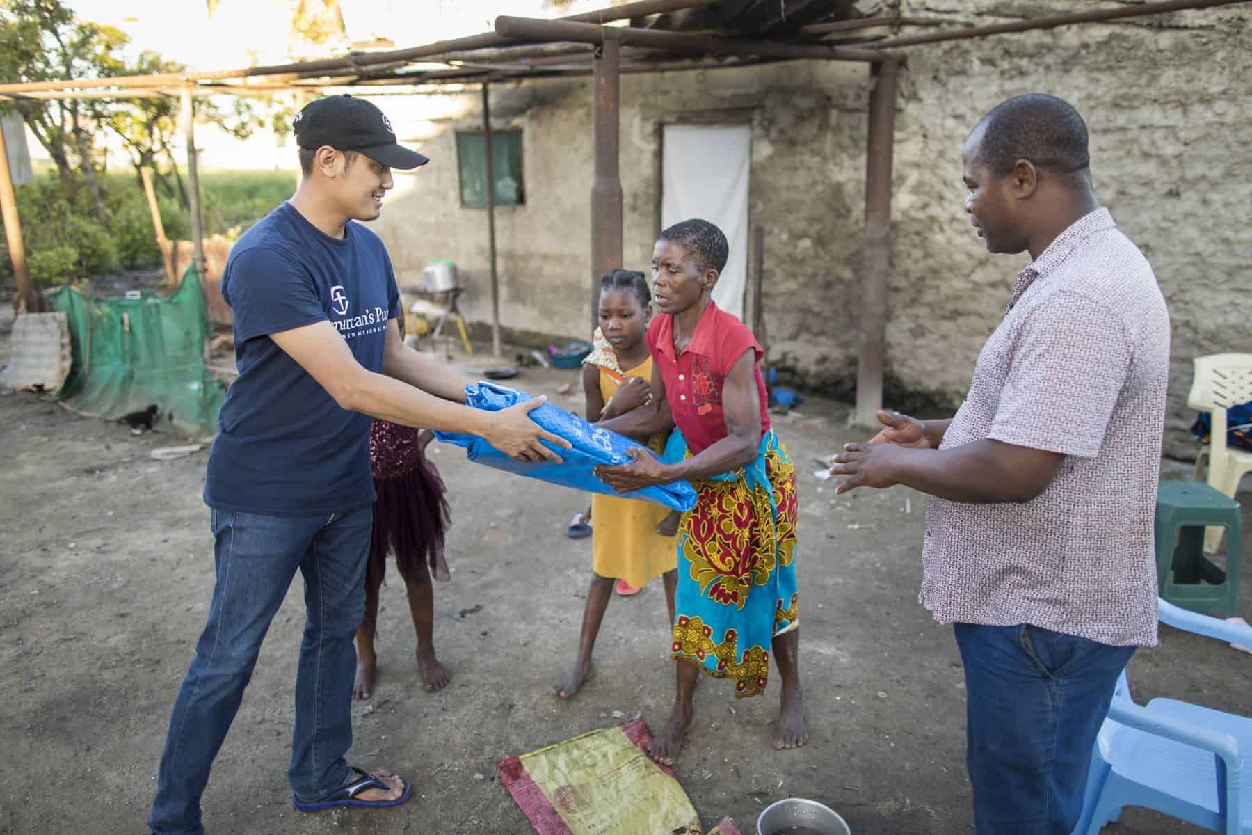 Maria receives tarpaulin from Samaritan’s Purse after losing her roof to Cyclone Idai.