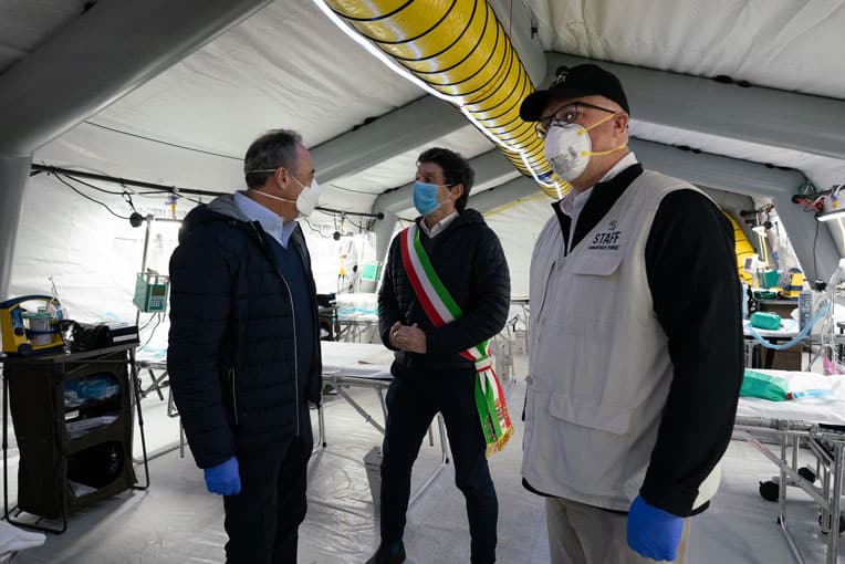 Giulio Gallera (left), Lombardy Minister of Health, and Gianluca Galimberti, Mayor of Cremona, tour our medical facility.