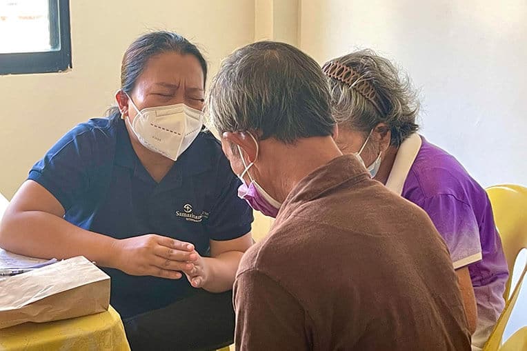 Our medical team encourages patients through prayer.