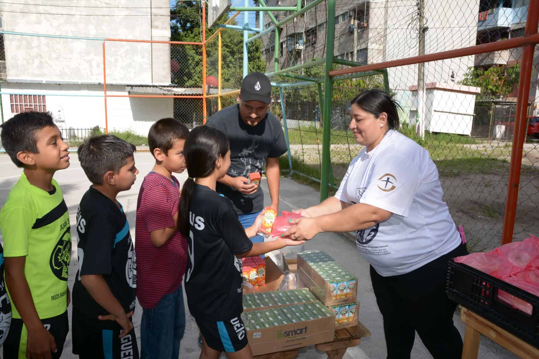 Canadian donations enable Samaritan’s Purse to provide snacks to these residents of a ghetto in El Salvador.