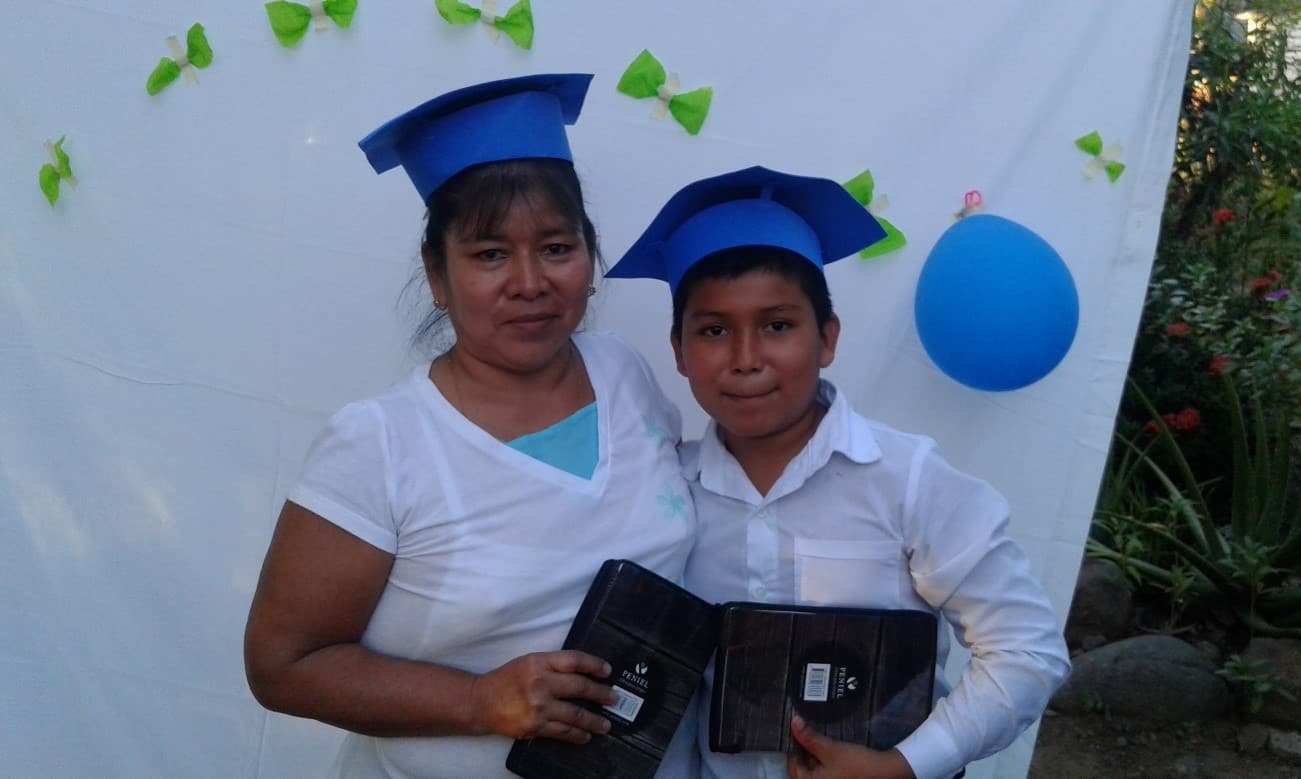 Julio and Ana graduating from the discipleship class offered alongside water projects in El Salvador. 