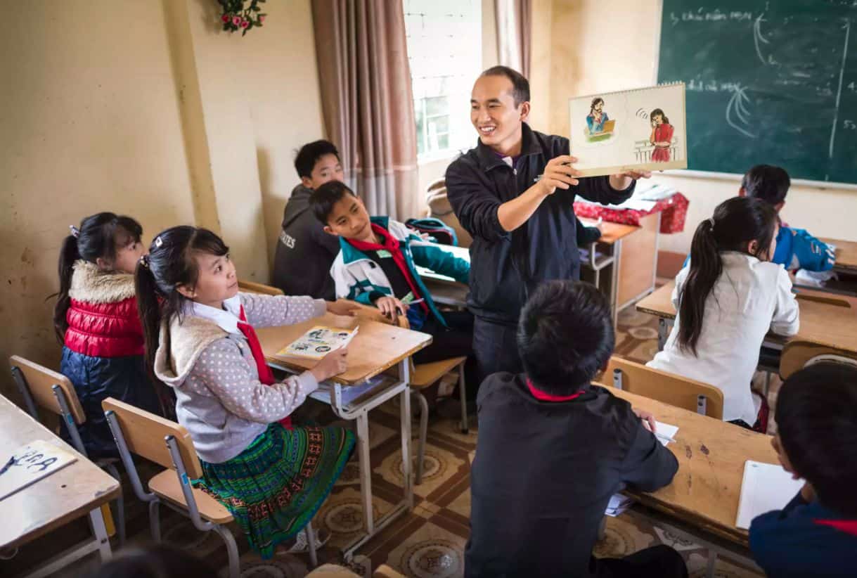 Samaritan’s Purse trains teachers throughout northern Vietnam so that they can teach their students about safe migration.