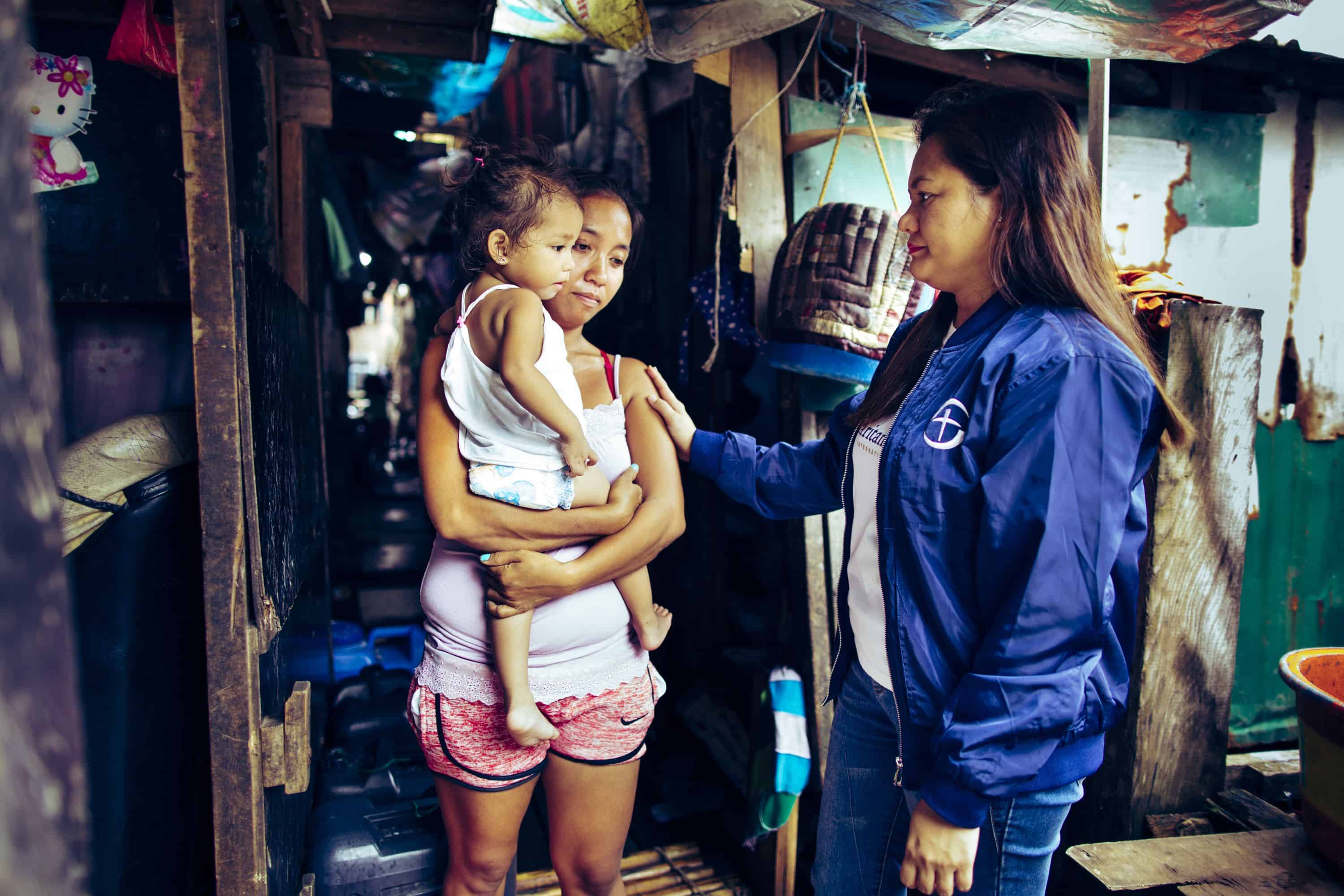 Samaritan’s Purse staff show compassion in Jesus’ Name to Tondo families struggling to make ends meet.