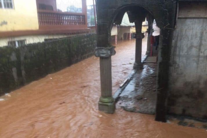 The death toll from a devastating landslide and flooding that hit Sierra Leone has risen to over 500.