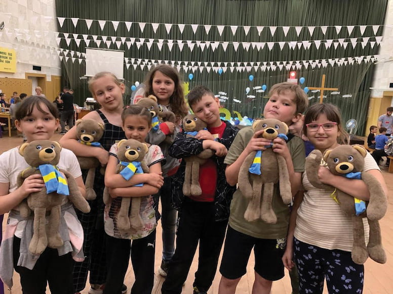 Ukrainian children with Upanchyk teddy bears